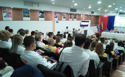 En el teatro del Centro de Salud Integral “Salvador Allende”, de Caracas, y como parte de la visita que realiza a la nación morocha, la líder juvenil compartió criterios y escuchó anécdotas de noveles internacionalistas antillanosm que laboran en los estados de Miranda, La Guaira y Distrito Capital.